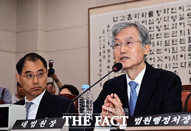 조희대 대법원장이 6일 오전 서울 여의도 국회 법제사법위원회에서 열린 대법원 등에 대한 국정감사에 출석해 질의에 답변을 하고 있다. /국회=배정한 기자