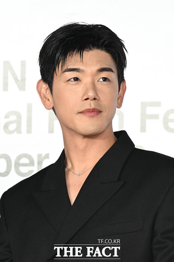 가수 에릭남이 6일 오후 부산 해운대구 영화의전당에서 열린 '제31회 부산국제영화제(BIFF)' 개막식에 참석해 레드카펫을 밟고 있다. /부산=김성렬 기자