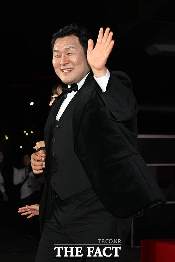 배우 윤경호가 6일 오후 부산 해운대구 영화의전당에서 열린 '제31회 부산국제영화제(BIFF)' 개막식에 참석해 레드카펫을 밟고 있다. /부산=김성렬 기자