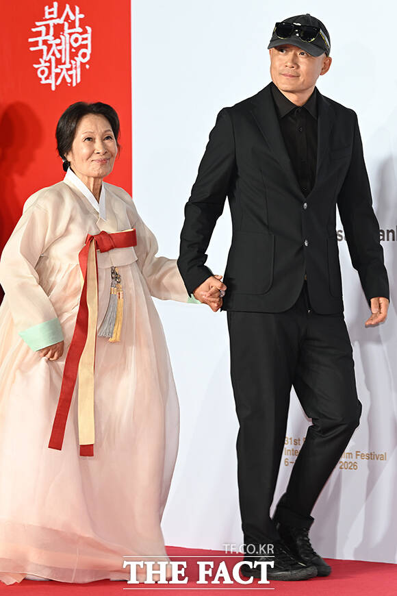 배우 문성현과 최주은, 김혜자, 박서경, 송일곤 감독(왼쪽부터)이 6일 오후 부산 해운대구 영화의전당에서 열린 '제31회 부산국제영화제(BIFF)' 개막식에 참석해 레드카펫을 밟고 있다. /부산=김성렬 기자