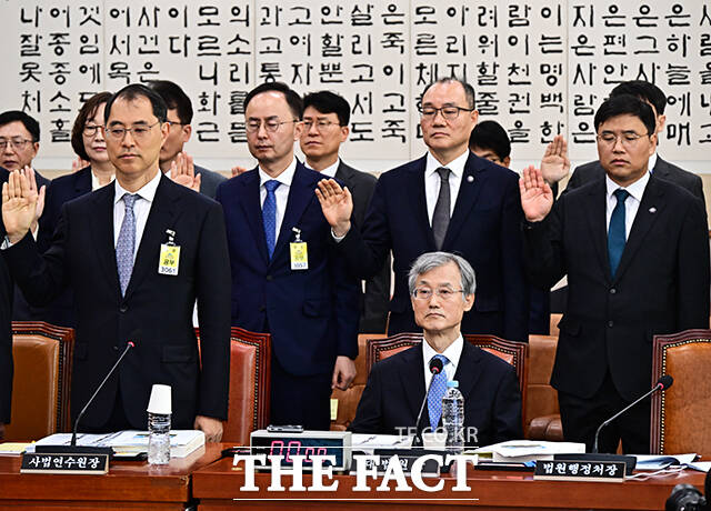 조희대 대법원장이 6일 오전 서울 여의도 국회 법제사법위원회에서 열린 대법원 등에 대한 국정감사에 출석해 증인선서를 거부한 채 좌석에 앉아 있다. /국회=배정한 기자