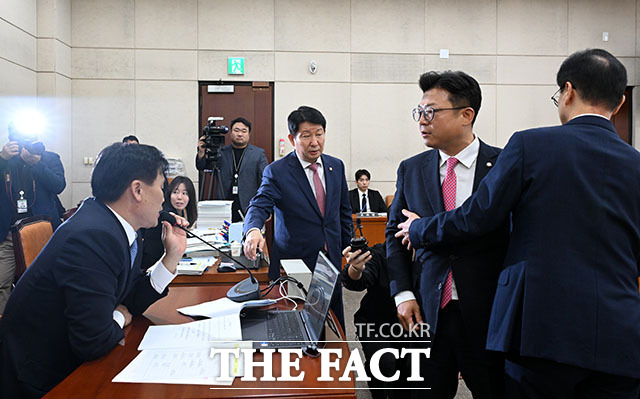 국회 행정안전위원회 야당 간사인 강명구 국민의힘 의원(가운데)이 6일 오전 서울 여의도 국회에서 열린 행정안전위원회 국정감사에서 의사진행 발언에 항의하고 있다. /국회=서예원 기자