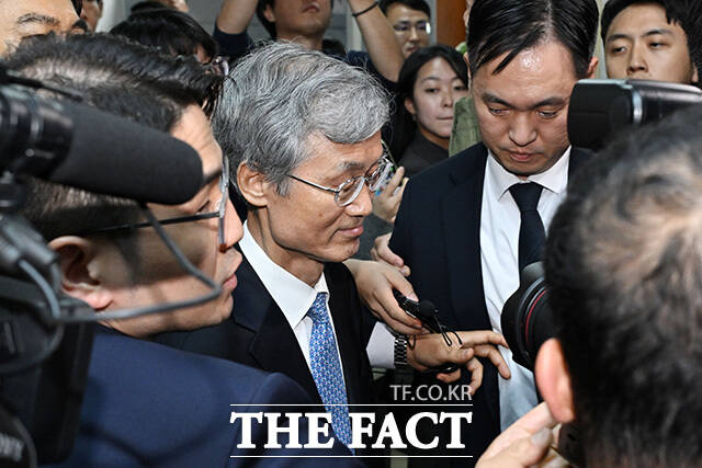 대법원 등에 대한 국정감사 정회 후 자리에서 일어나는 조 대법원장.