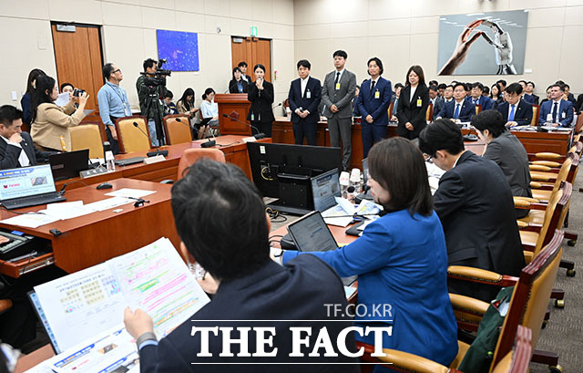 최주희 티빙 대표가 과학기술정보방송통신위원회 국정 감사에 참석해 생각에 잠겨 있다. /국회=서예원 기자
