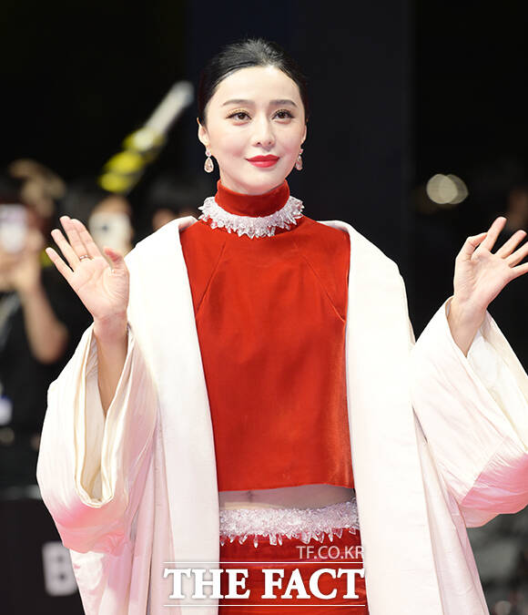 배우 판빙빙이 6일 오후 부산 해운대구 영화의전당에서 열린 '제31회 부산국제영화제(BIFF)'에 참석해 레드카펫을 밟고 있다. /부산=박헌우 기자