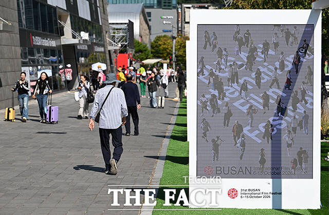 제31회 부산국제영화제(BIFF) 개막식을 앞둔 6일 오후 부산 해운대구 영화의전당을 찾은 관람객이 기념사진을 촬영하고 있다. /부산=박헌우 기자