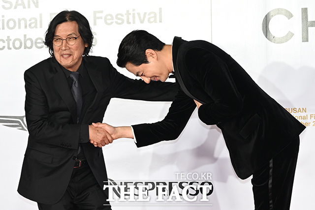 배우 조인성과 조여정, 설경구, 전도연, 이창동 감독(왼쪽부터)이 6일 오후 부산 해운대구 영화의전당에서 열린 '제31회 부산국제영화제(BIFF)' 개막식에 참석해 레드카펫을 밟고 있다. /부산=김성렬 기자