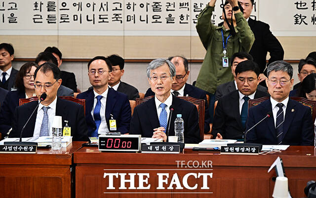 조희대 대법원장이 6일 오전 서울 여의도 국회 법제사법위원회에서 열린 대법원 등에 대한 국정감사에 출석해 인사말을 하고 있다.