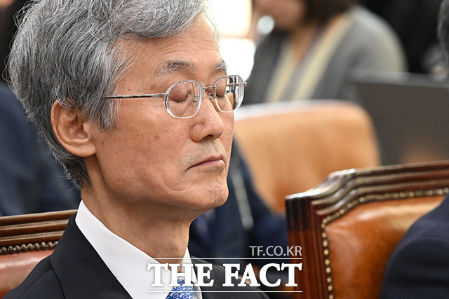 대법원 등에 대한 국정감사에 출석해 생각에 잠긴 조 대법원장(가운데).