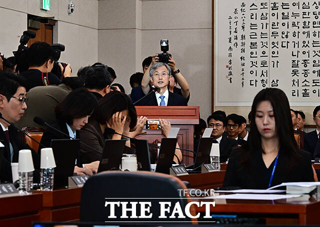 조희대 대법원장이 6일 오전 서울 여의도 국회 법제사법위원회에서 열린 대법원 등에 대한 국정감사에 출석해 인사말을 하고 있다.