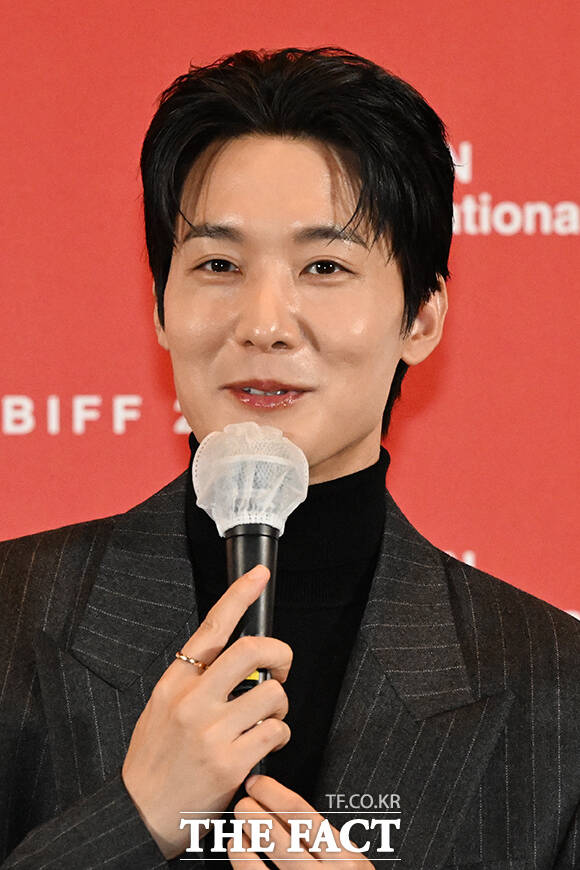 김종관 감독과 배우 김민하, 주종혁, 한선화, 장률, 심은경, 전소영, 김동휘(왼쪽부터)가 6일 오후 부산 해운대구 영화의전당에서 열린 '제31회 부산국제영화제(BIFF)' 개막작 '낮과 밤은 서로에게' 기자회견에 참석해 기념 촬영을 하고 있다. /부산=김성렬 기자