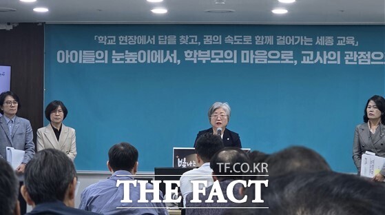 6일 강미애 세종시교육감이 취임 100일 기념 기자회견에서 기자들의 질문에 답변하고 있다. 왼쪽부터 박영신 정책국장, 이미자 행정국장, 강 교육감, 김명숙 교육국장. /이병수 기자