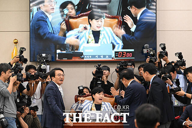 서영교 법사위원장에게 항의하는 박형수 야당 간사와 곽규택 국민의힘 의원(왼쪽부터).