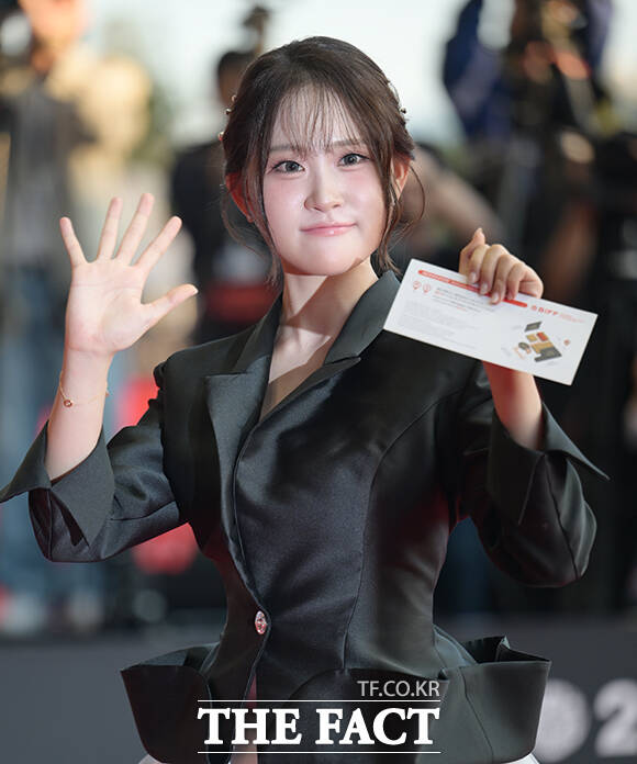 가수 김다현이 6일 오후 부산 해운대구 영화의전당에서 열린 '제31회 부산국제영화제(BIFF)'에 참석해 레드카펫을 밟고 있다. /부산=박헌우 기자