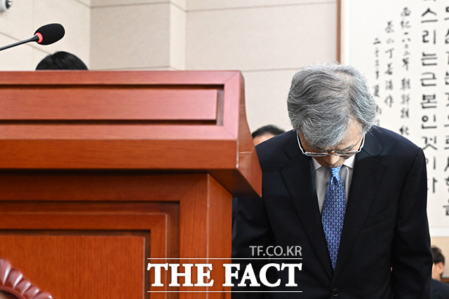 대법원 등에 대한 국정감사에 출석해 생각에 잠긴 조 대법원장(가운데).