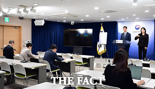 김민성 민관합동규제합리화추진단 부단장이 6일 오전 서울 종로구 정부서울청사에서 디스플레이 규제합리화 관련 사전브리핑을 하고 있다. /임영무 기자