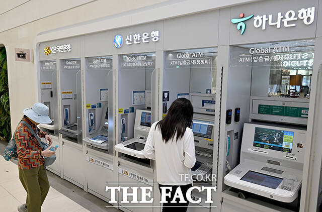 신한은행, KB국민은행, 하나은행 등 금융회사 7곳에서 인공지능(AI) 해킹 공격으로 고객 정보가 유출된 가운데 6일 오전 시민들이 서울 시내 시중은행의 현금자동입출금기를 사용하고 있다. /박상민 기자