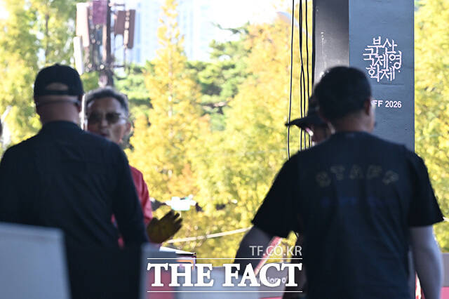 '제31회 부산국제영화제(BIFF)' 개막식을 앞두고 있는 6일 오전 관계자들이 부산 해운대구 영화의전당에서 막바지 개막준비를 하고 있다. /부산=김성렬 기자