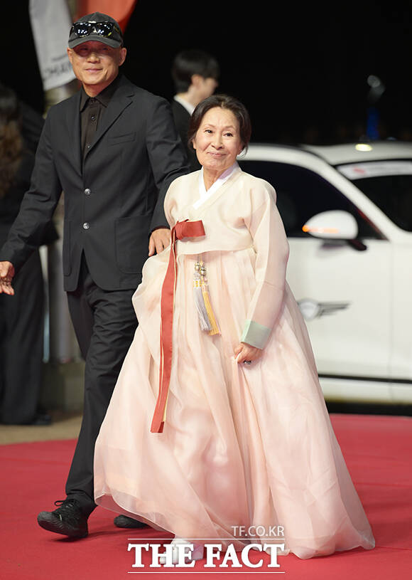 배우 김혜자가 6일 오후 부산 해운대구 영화의전당에서 열린 '제31회 부산국제영화제(BIFF)'에 참석해 레드카펫을 밟고 있다. /부산=박헌우 기자