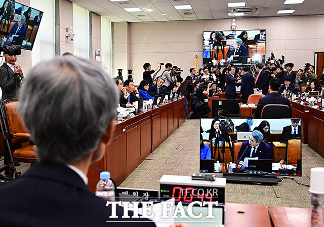 조희대 대법원장이 6일 오전 서울 여의도 국회 법제사법위원회에서 열린 대법원 등에 대한 국정감사에 출석해 질의에 답변을 하고 있다. /국회=배정한 기자