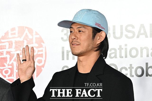 아이앱스튜디오 대표 임성빈(빈지노)이 6일 오후 부산 해운대구 영화의전당에서 열린 '제31회 부산국제영화제(BIFF)' 개막식에 참석해 레드카펫을 밟고 있다. /부산=김성렬 기자