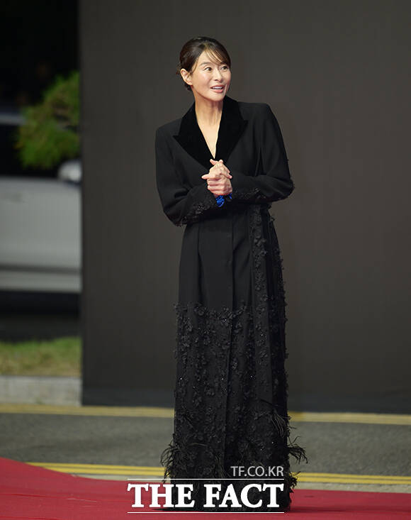 배우 예지원이 6일 오후 부산 해운대구 영화의전당에서 열린 '제31회 부산국제영화제(BIFF)'에 참석해 레드카펫을 밟고 있다. /부산=박헌우 기자
