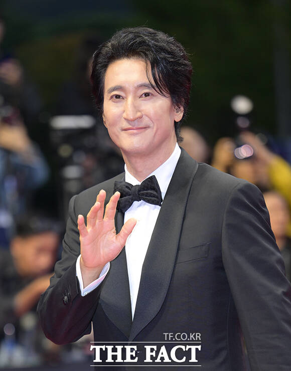배우 신현준이 6일 오후 부산 해운대구 영화의전당에서 열린 '제31회 부산국제영화제(BIFF)'에 참석해 레드카펫을 밟고 있다. /부산=박헌우 기자