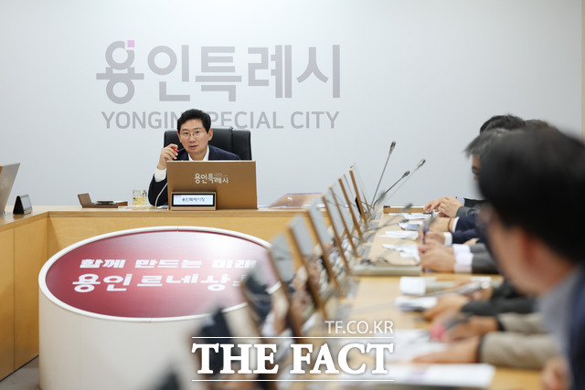 이상일 용인시장이 6일 시청 영상회의실에서 열린 간부공무원회의에서 주요 현안을 논의하고 있다. /용인시