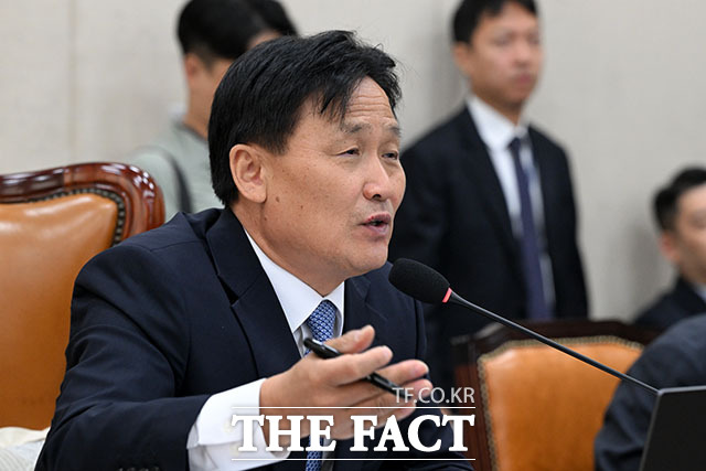 국회 행정안전위원회 야당 간사인 강명구 국민의힘 의원(가운데)이 6일 오전 서울 여의도 국회에서 열린 행정안전위원회 국정감사에서 의사진행 발언에 항의하고 있다. /국회=서예원 기자