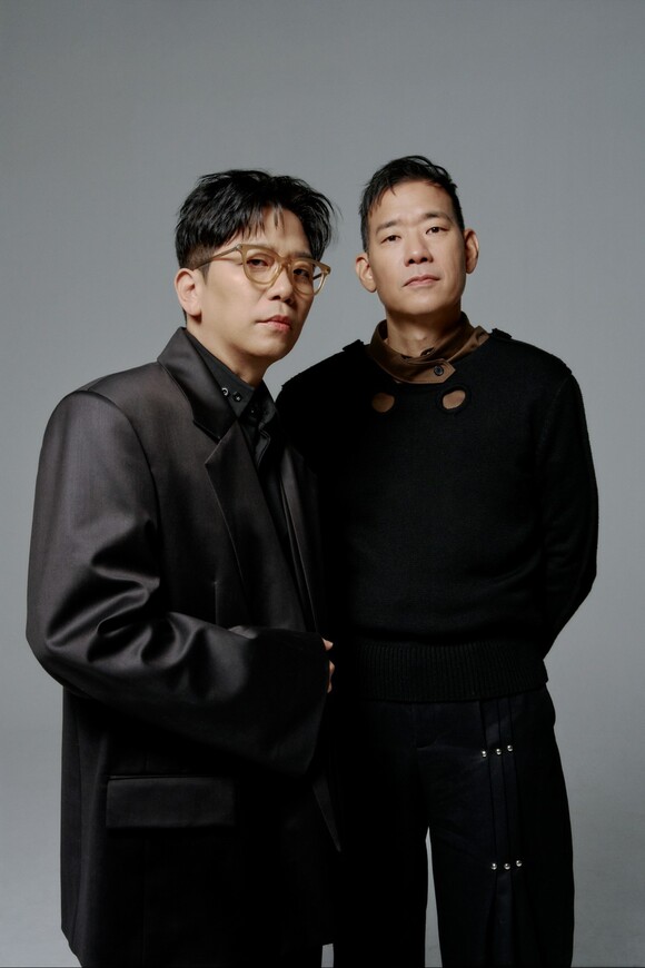 그룹 패닉의 이적(왼쪽)과 김진표가 12월 앙코르 콘서트 'PANIC IS COMING, AGAIN'을 개최한다./뮤직팜엔터테인먼트