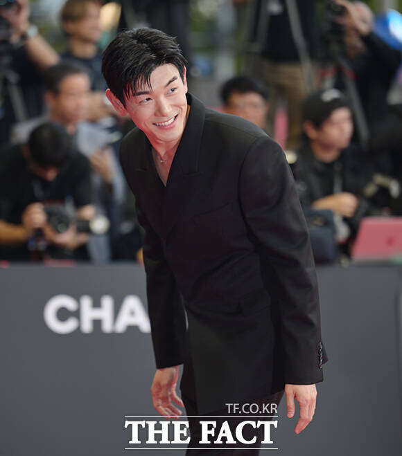 가수 에릭남이 6일 오후 부산 해운대구 영화의전당에서 열린 '제31회 부산국제영화제(BIFF)'에 참석해 레드카펫을 밟고 있다. /부산=박헌우 기자
