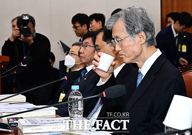 조희대 대법원장이 6일 오전 서울 여의도 국회 법제사법위원회에서 열린 대법원 등에 대한 국정감사에 출석해 인사말을 하고 있다.