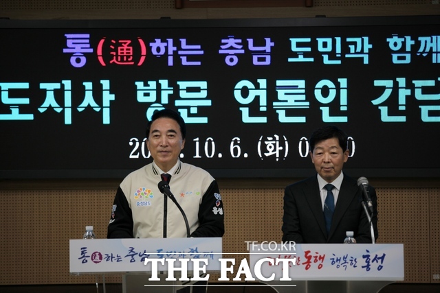 박수현 충남도지사(왼쪽)과 박정주 홍성군수가 6일 홍성군청에서 열린 언론인 간담회에서 인사말을 하고 있다. /노경완 기자