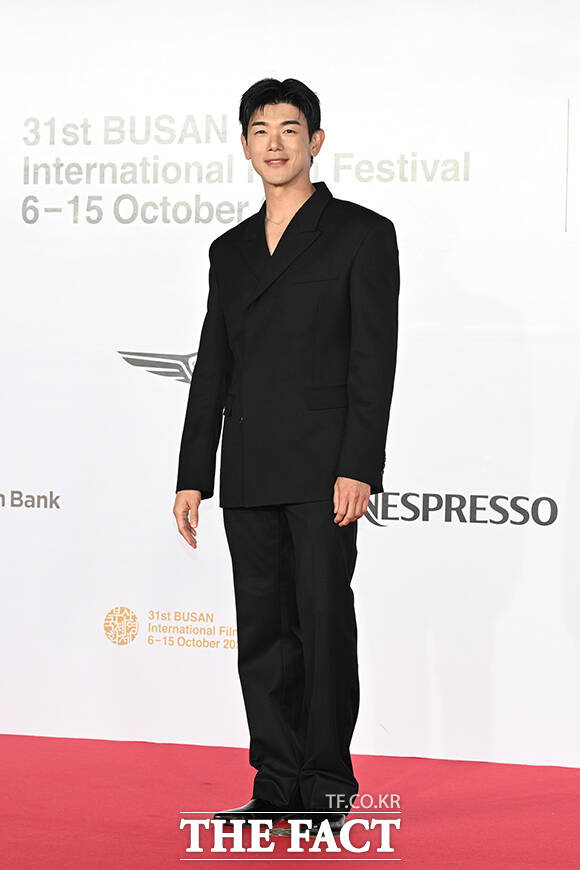 가수 에릭남이 6일 오후 부산 해운대구 영화의전당에서 열린 '제31회 부산국제영화제(BIFF)' 개막식에 참석해 레드카펫을 밟고 있다. /부산=김성렬 기자