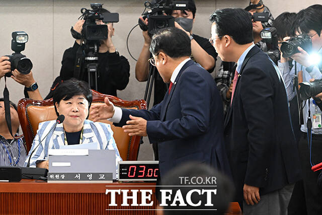 서영교 법사위원장에게 항의하는 박형수 야당 간사와 곽규택 국민의힘 의원(왼쪽부터).