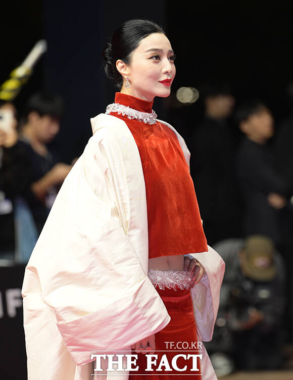 배우 판빙빙이 6일 오후 부산 해운대구 영화의전당에서 열린 '제31회 부산국제영화제(BIFF)'에 참석해 레드카펫을 밟고 있다. /부산=박헌우 기자