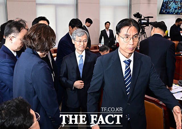 조희대 대법원장이 6일 오전 서울 여의도 국회 법제사법위원회에서 열린 대법원 등에 대한 국정감사에 출석해 답변을 마친 뒤 이석하고 있다. /국회=배정한 기자