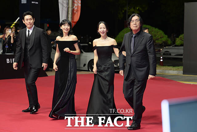 이창동 감독과 배우 조여정, 전도연, 설경구(왼쪽부터)가 6일 오후 부산 해운대구 영화의전당에서 열린 '제31회 부산국제영화제(BIFF)'에 참석해 레드카펫을 밟고 있다. /부산=박헌우 기자