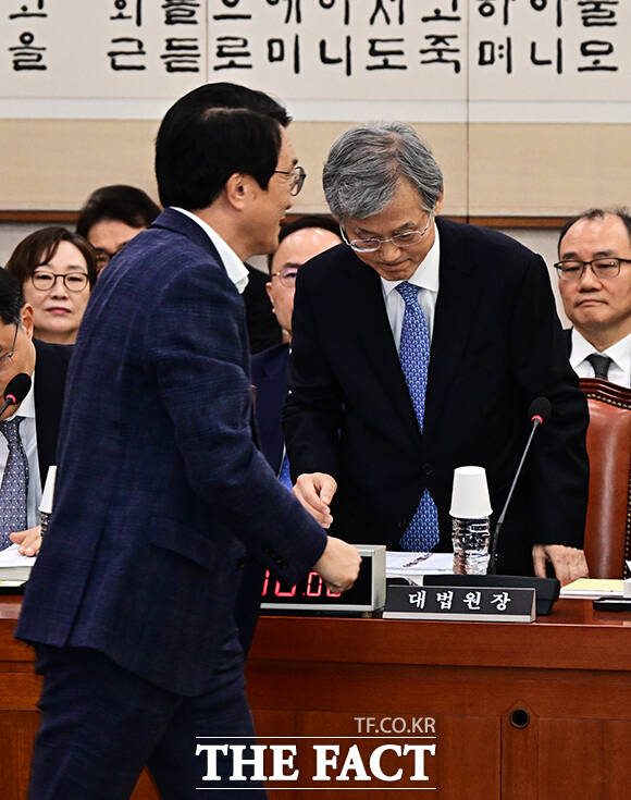 김의겸 법사위 여당 간사가 6일 오전 서울 여의도 국회 법제사법위원회에서 열린 대법원 등에 대한 국정감사에 참석해 기관증인들과 인사를 하던 중 조희대 대법원장을 지나치고 있다. /국회=배정한 기자