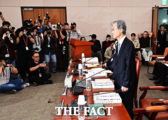 조희대 대법원장이 6일 오전 서울 여의도 국회 법제사법위원회에서 열린 대법원 등에 대한 국정감사에 출석해 인사말을 하고 있다.