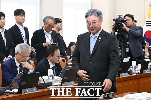 윤호중 행정안정부 장관이 6일 오전 서울 여의도 국회에서 열린 행정안전위원회 국정감사에서 증인 선서를 마치고 자리로 돌아가고 있다. /서예원 기자
