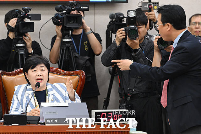 서영교 법사위원장에게 항의하는 박형수 야당 간사와 곽규택 국민의힘 의원(왼쪽부터).