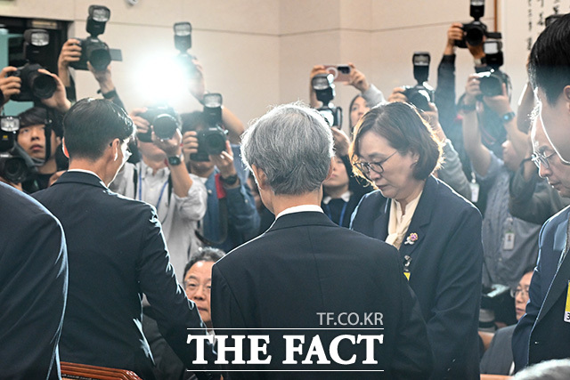 조희대 대법원장(가운데)이 6일 오전 서울 여의도 국회 법제사법위원회에서 열린 대법원 등에 대한 국정감사가 정회된 뒤 이동하고 있다. /국회=남용희 기자