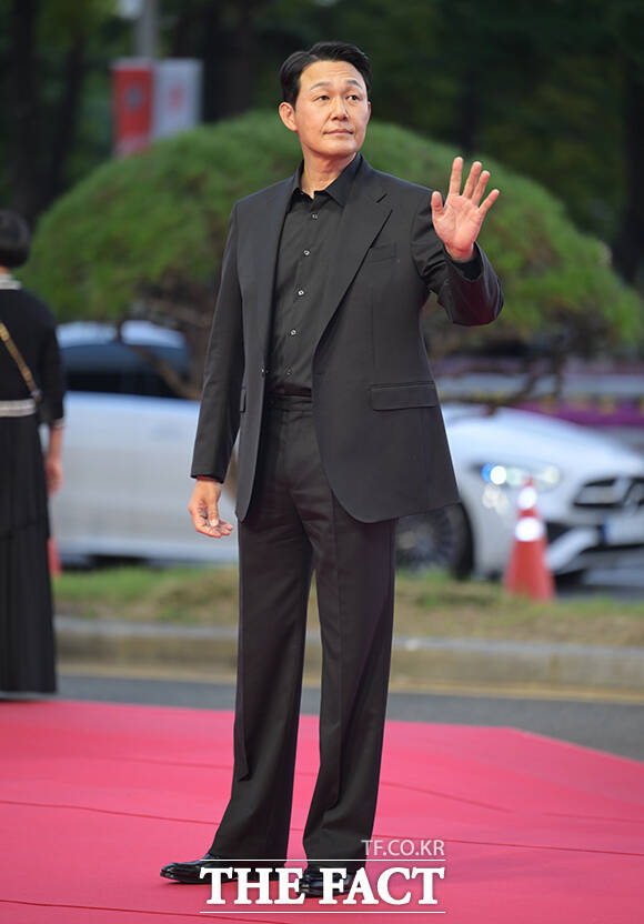 배우 박성웅이 6일 오후 부산 해운대구 영화의전당에서 열린 '제31회 부산국제영화제(BIFF)'에 참석해 레드카펫을 밟고 있다. /부산=박헌우 기자