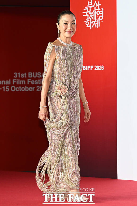 배우 양자경이 6일 오후 부산 해운대구 영화의전당에서 열린 '제31회 부산국제영화제(BIFF)' 개막식에 참석해 레드카펫을 밟고 있다. /부산=김성렬 기자