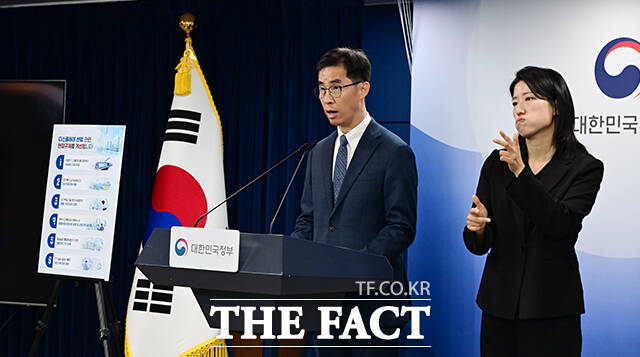 김민성 민관합동규제합리화추진단 부단장이 6일 오전 서울 종로구 정부서울청사에서 디스플레이 규제합리화 관련 사전브리핑을 하고 있다. /임영무 기자
