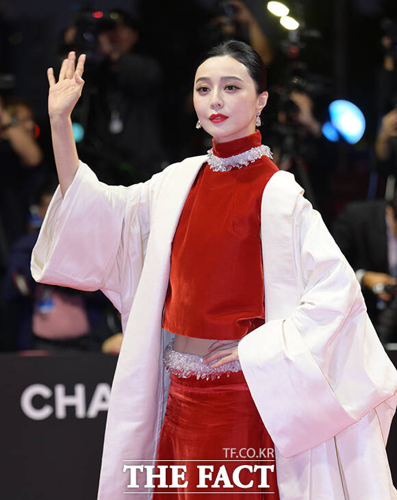 배우 판빙빙이 6일 오후 부산 해운대구 영화의전당에서 열린 '제31회 부산국제영화제(BIFF)'에 참석해 레드카펫을 밟고 있다. /부산=박헌우 기자