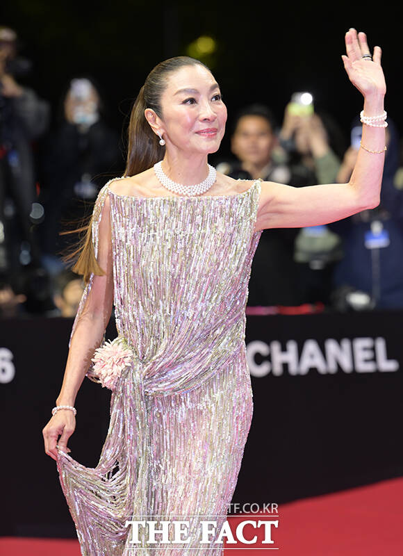 배우 양자경이 6일 오후 부산 해운대구 영화의전당에서 열린 '제31회 부산국제영화제(BIFF)'에 참석해 레드카펫을 밟고 있다. /부산=박헌우 기자