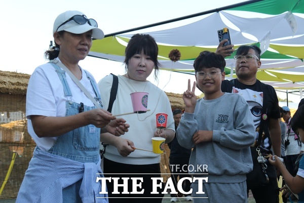충남 금산군 금산세계인삼엑스포광장 일원에서 제44회 금산세계인삼축제가 1일 개막한 가운데 가족전통놀이체험 구역에서 한 가족들이 추억의 놀이 철인 5종 경기를 즐기고 있는 모습. /정예준 기자