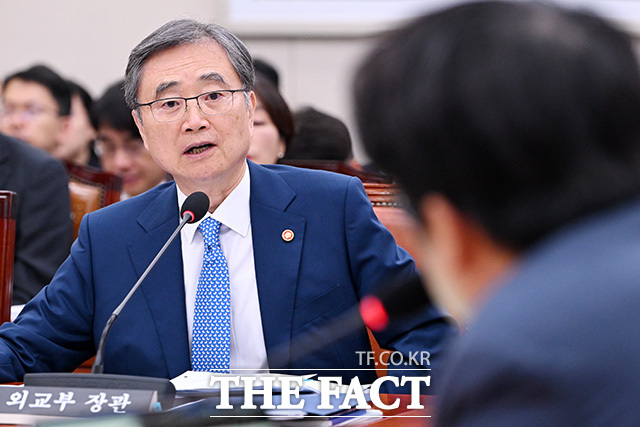조현 외교부 장관은 6일 국회 외교통일위원회 국정감사에서 한동훈 무소속 의원과 북한군 포로 송환 공개 문제를 두고 설전을 벌였다. /국회=남용희 기자